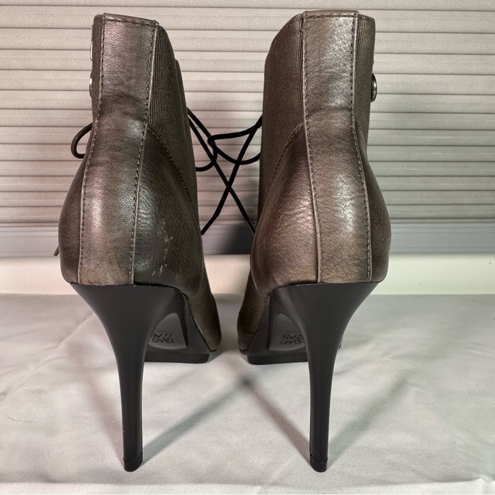Chic & Elegant Vera Wang Lace-Up Peep-Toe High Heel Ankle Boots – Size 7.5M - Picture 8 of 17